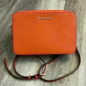 Michael Kors Medium Jet Set Saffiano crossbody bag with gold detail